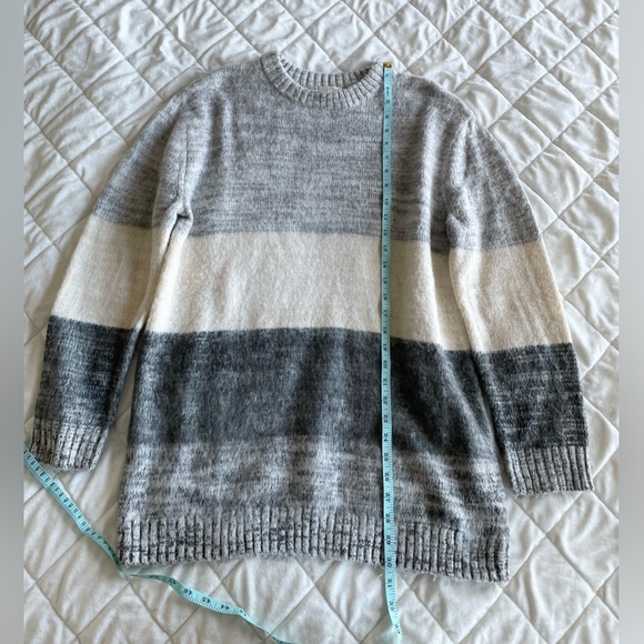 Universal Thread Grey/Cream Color Block Sweater - Picture 4 of 5
